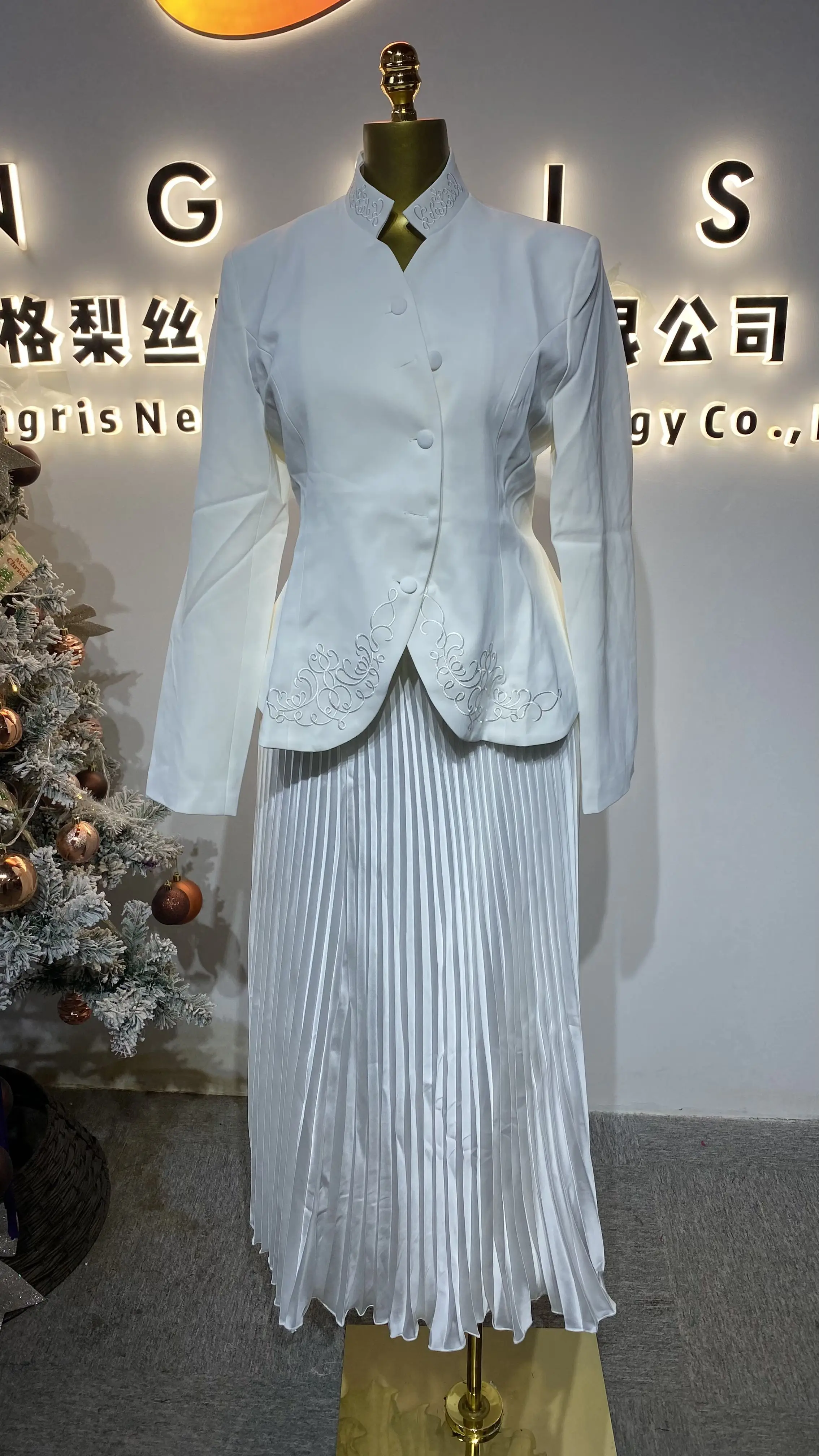 سترة عصرية مطرزة، تنورة مطوية باللون العنابي الصلب، بدلة نسائية أنيقة مكونة من قطعتين، طقم تنورة قصيرة-GZXX192