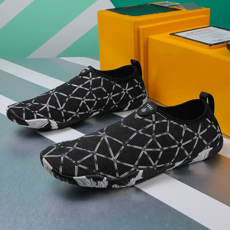 

Мужская повседневная спортивная обувь, сандалии, унисекс-модель, модная легкая дышащая обувь для активного отдыха на воде для пар, подходит для пеших прогулок, пляжа, йоги, активного отдыха на природе и занятий водными видами спорта.
