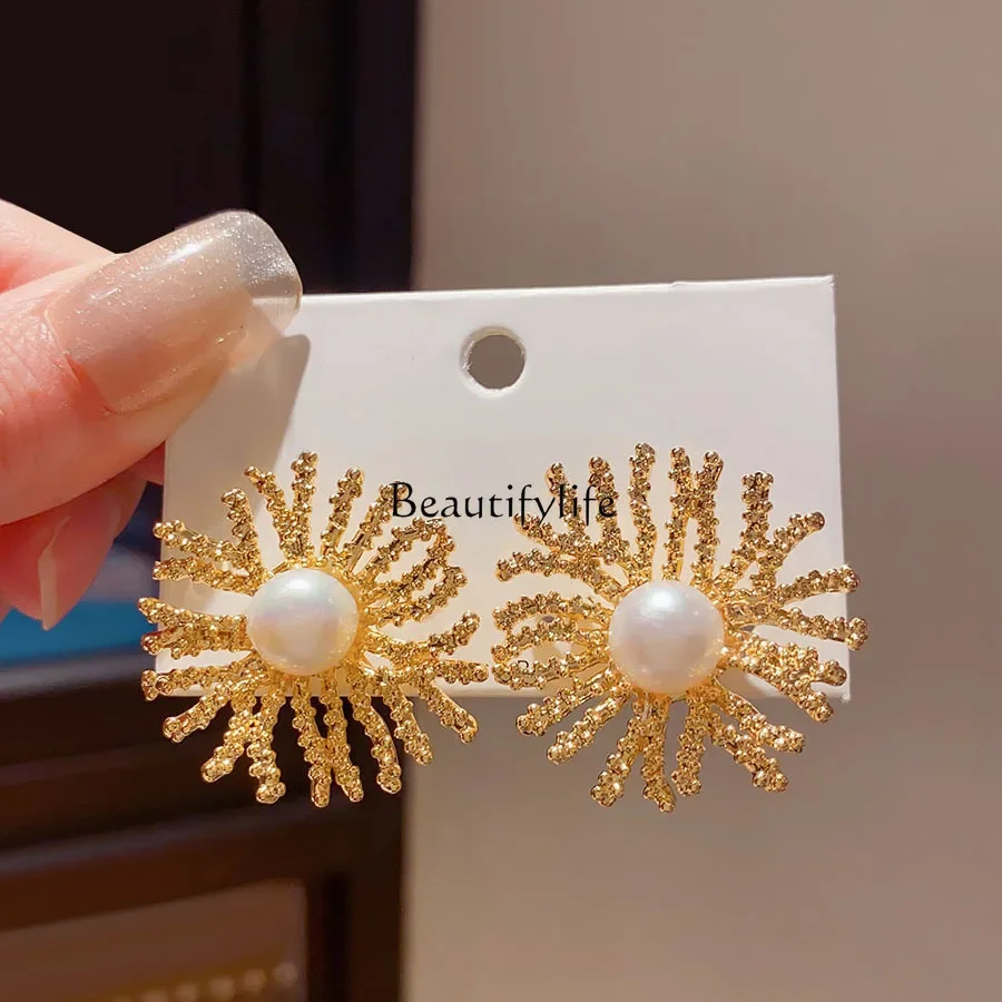 

High-end light luxury natural freshwater pearl flower earrings women's retro French exaggeration