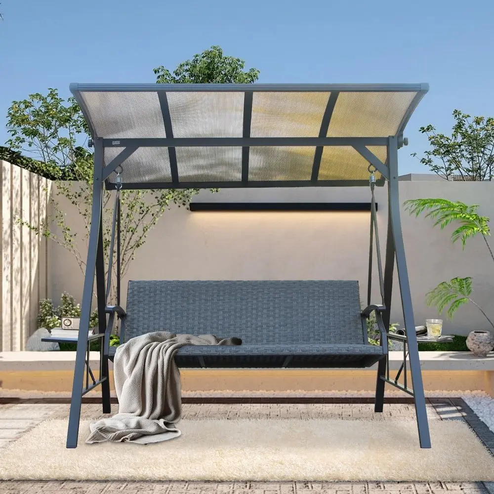 

3-местные плетеные уличные качели с регулируемой твердой поверхностью и приставным столиком, идеально подходящие для патио, сада и газона