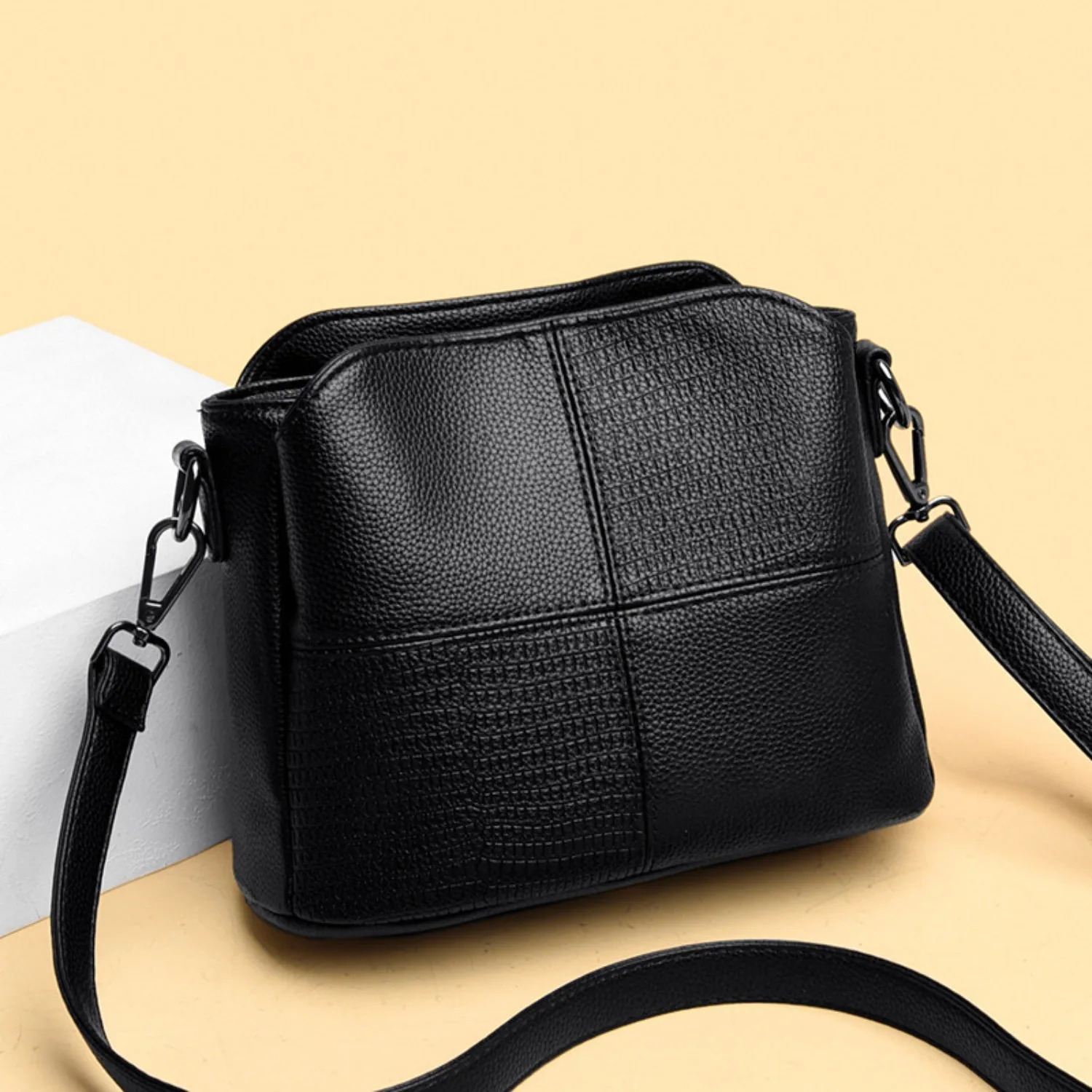 

A retro-style women's single-shoulder bag, a fashionable and casual women's wallet crossbody bag, and a women's commuter bag