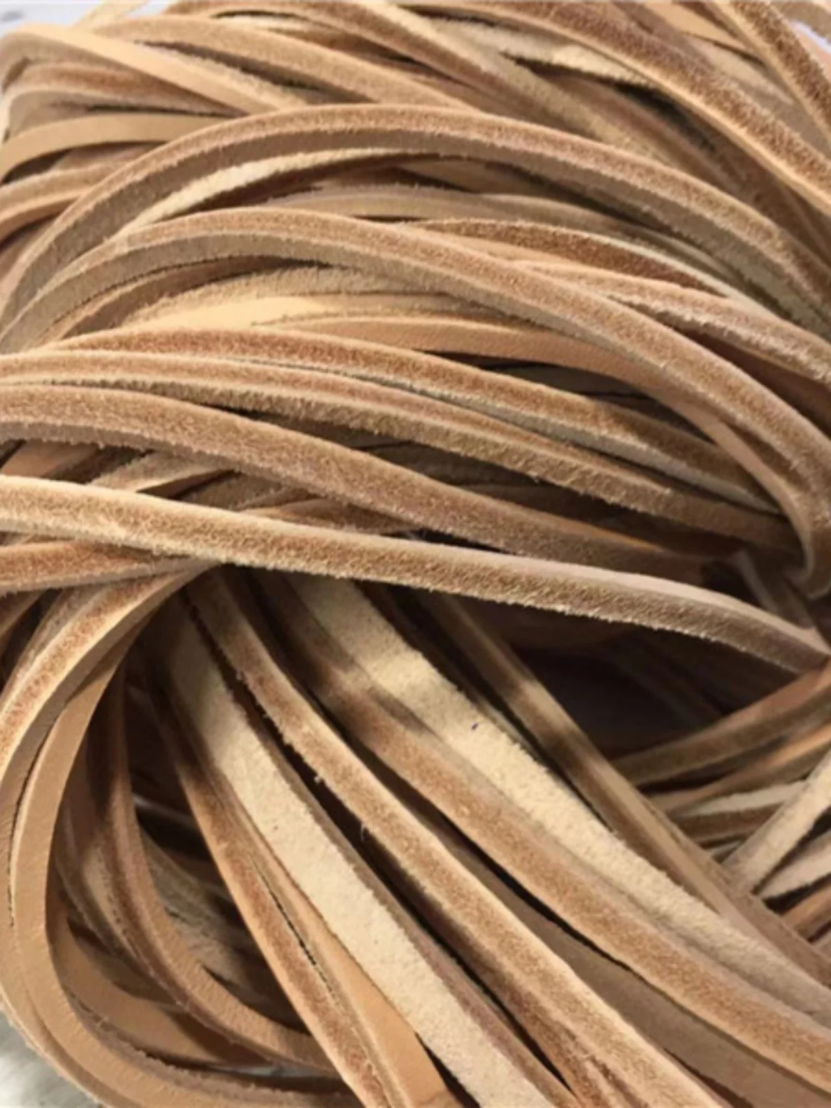 Plantaardig gelooid gevlochten koeienhuid touw, sieradenaccessoires, eerste laag, gele strook