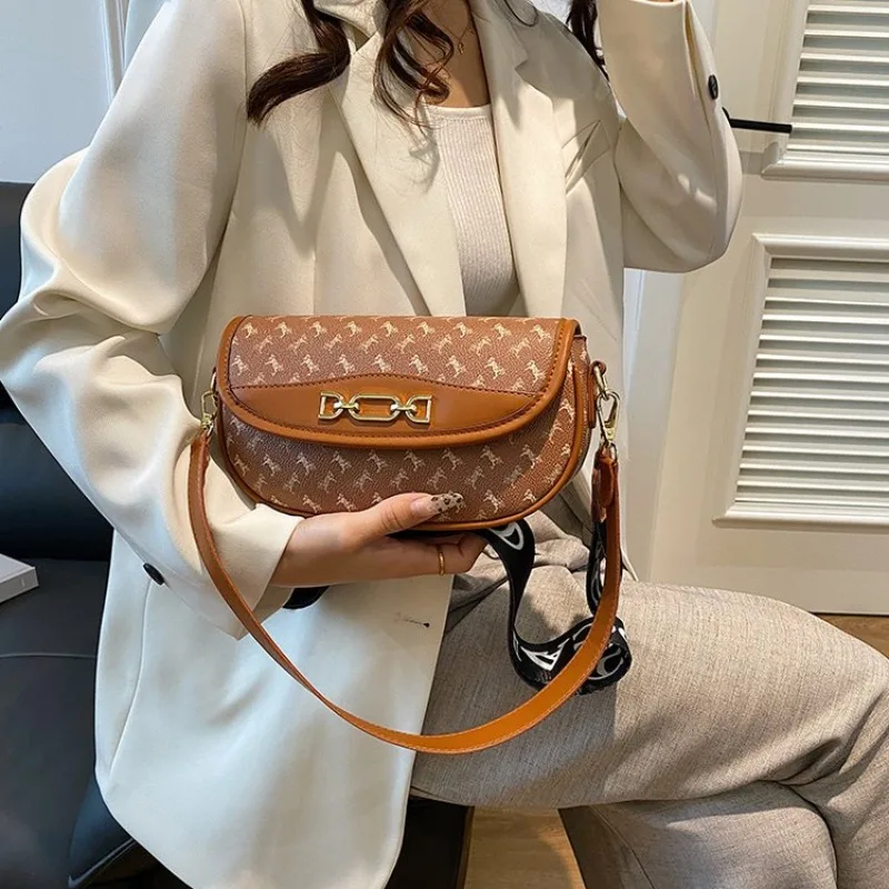 

Fashionable Shoulder Bag For Women A Runway Ready Look For Your Everyday Activities