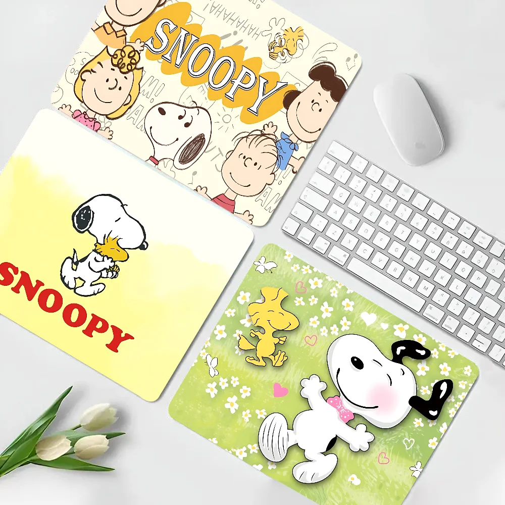 

S-Snoopy Cartoon Cute Mousepad Aming Speed Mouse Mat Game Premium Mouse Pad Professional E-Sports Gamer Desk Mat Keyboard Mat