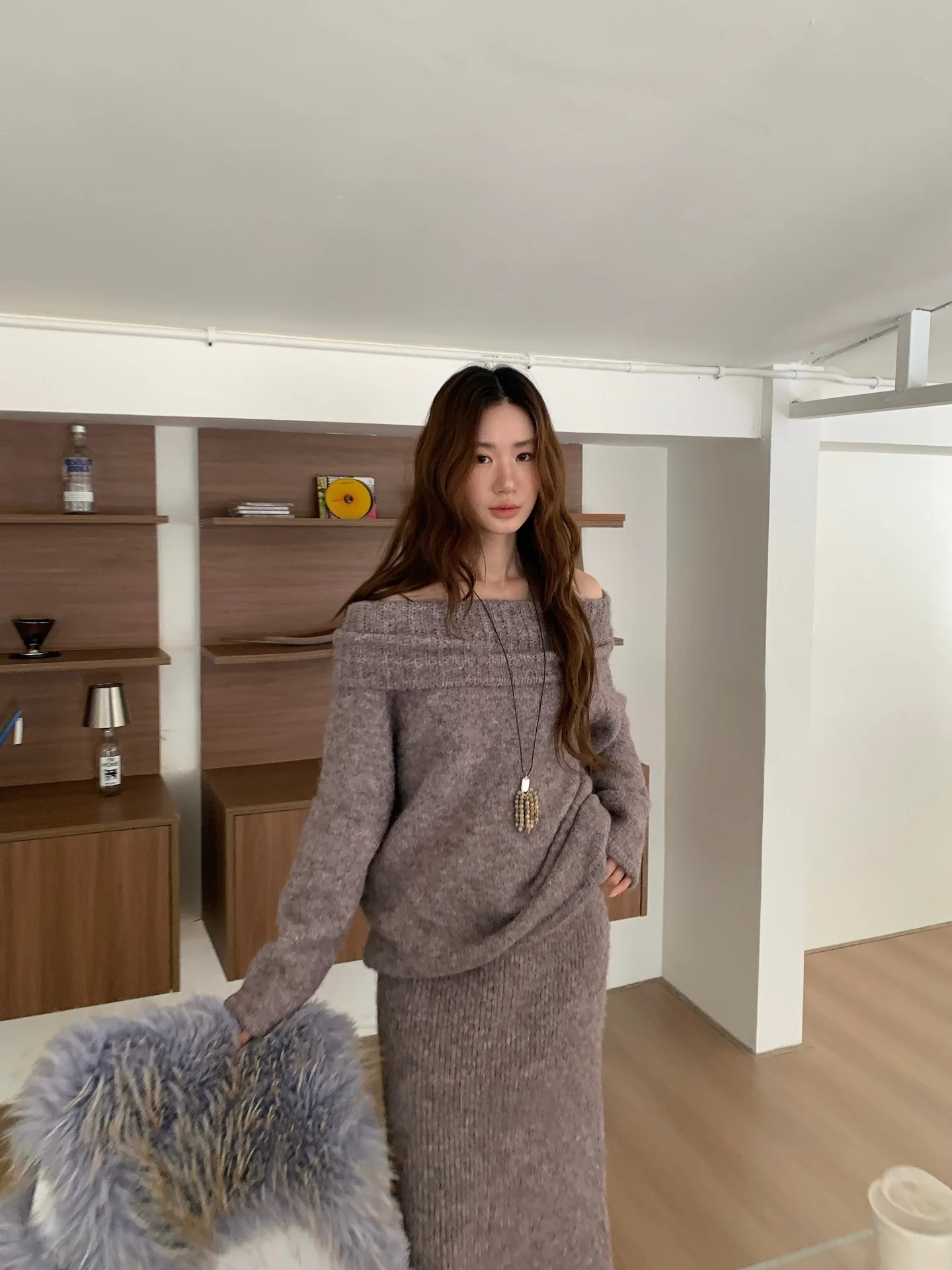 

Женский вязаный свитер с высоким воротником и свободным кроем, однотонный, зимний, новинка 2025 года, универсальный, комфортный топ