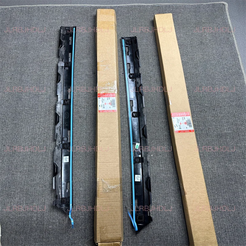 LR106791 The LR106792 is suitable for Land Rover Discovery 5, A pillar trim plate left and right interior batten