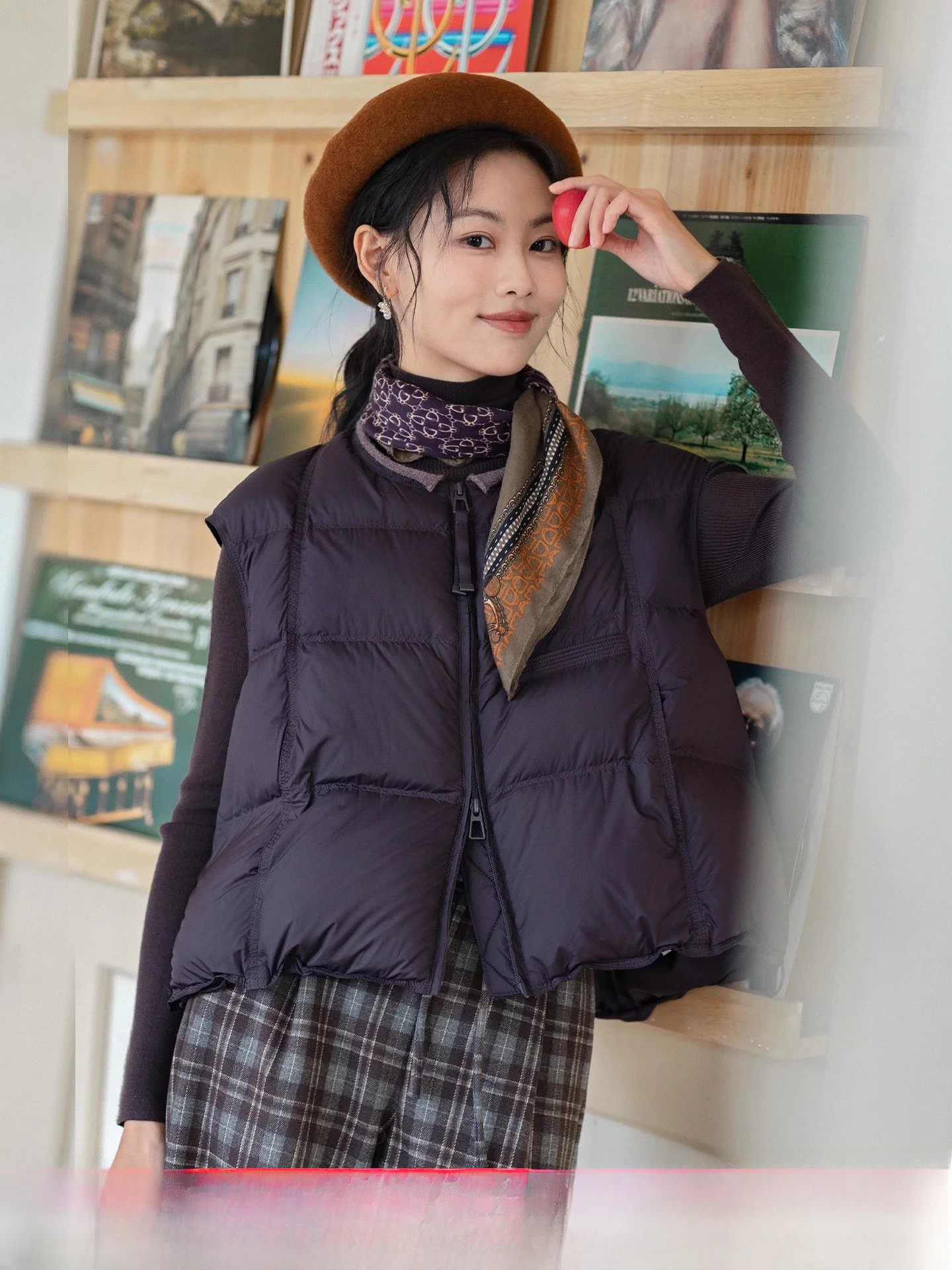 

Красный фиолетовый пуховый жилет женский, укороченный дизайн, зимняя новая верхняя одежда, куртка 2025, для поездок на работу, прямой крой, с пуховым наполнителем