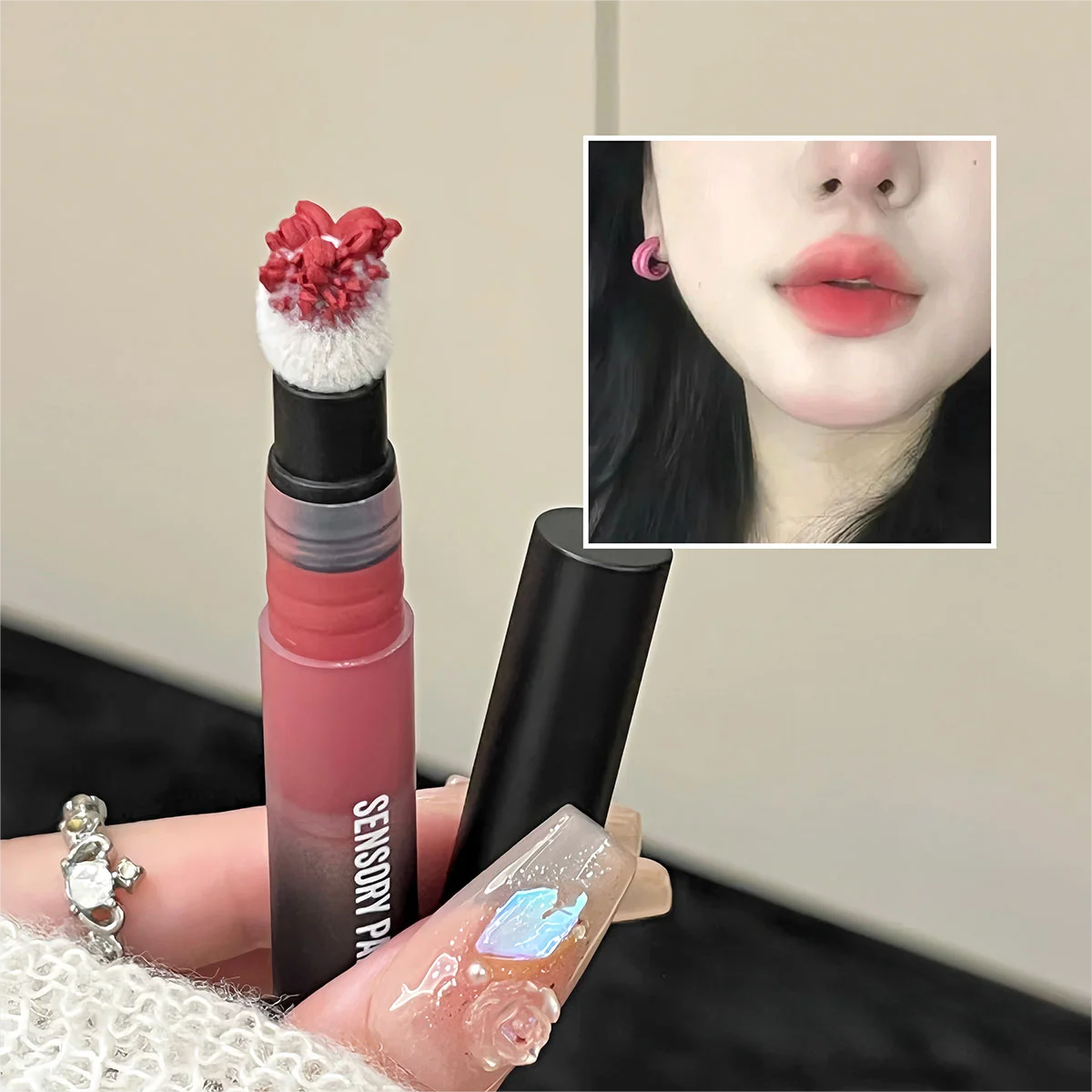 Lucidalabbra opaco in velluto, illumina a lunga durata, tazza antiaderente, fango per labbra dai toni rossastro per l'autunno e l'inverno, design con pennello in peluche