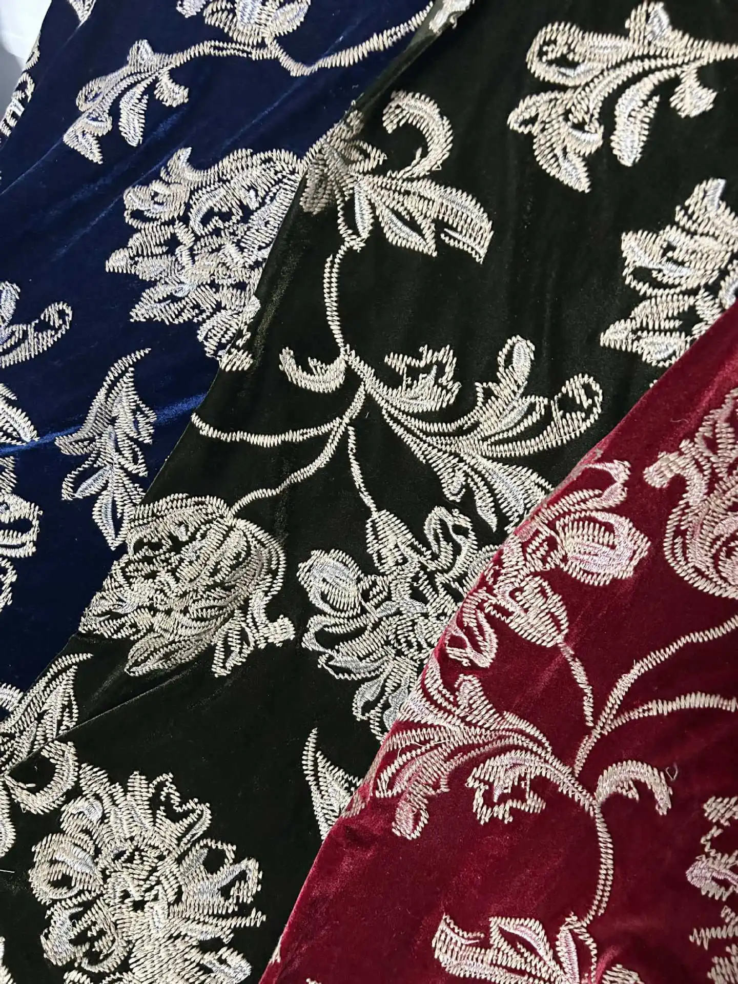 

Высококачественная тяжелая вышитая бархатная ткань с цветочной вышивкой, шаль, платье, бархатный материал, осенне-зимняя модная ткань