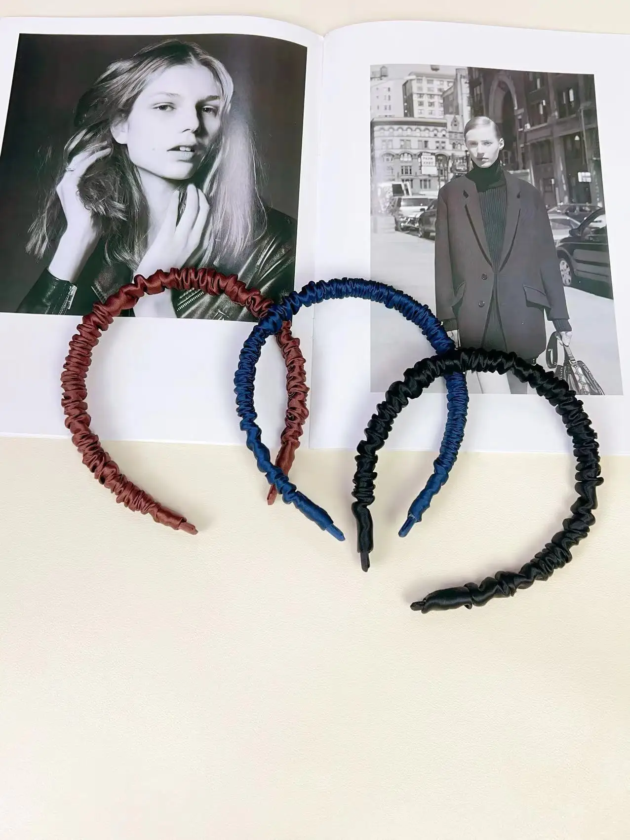 22 Momme, 100 % Maulbeerseide, Haarband mit Raffung, dünnes Haarband für Damen, trendiges, elegantes, plissiertes Haarband, modisches Haaraccessoire. – Detail 19