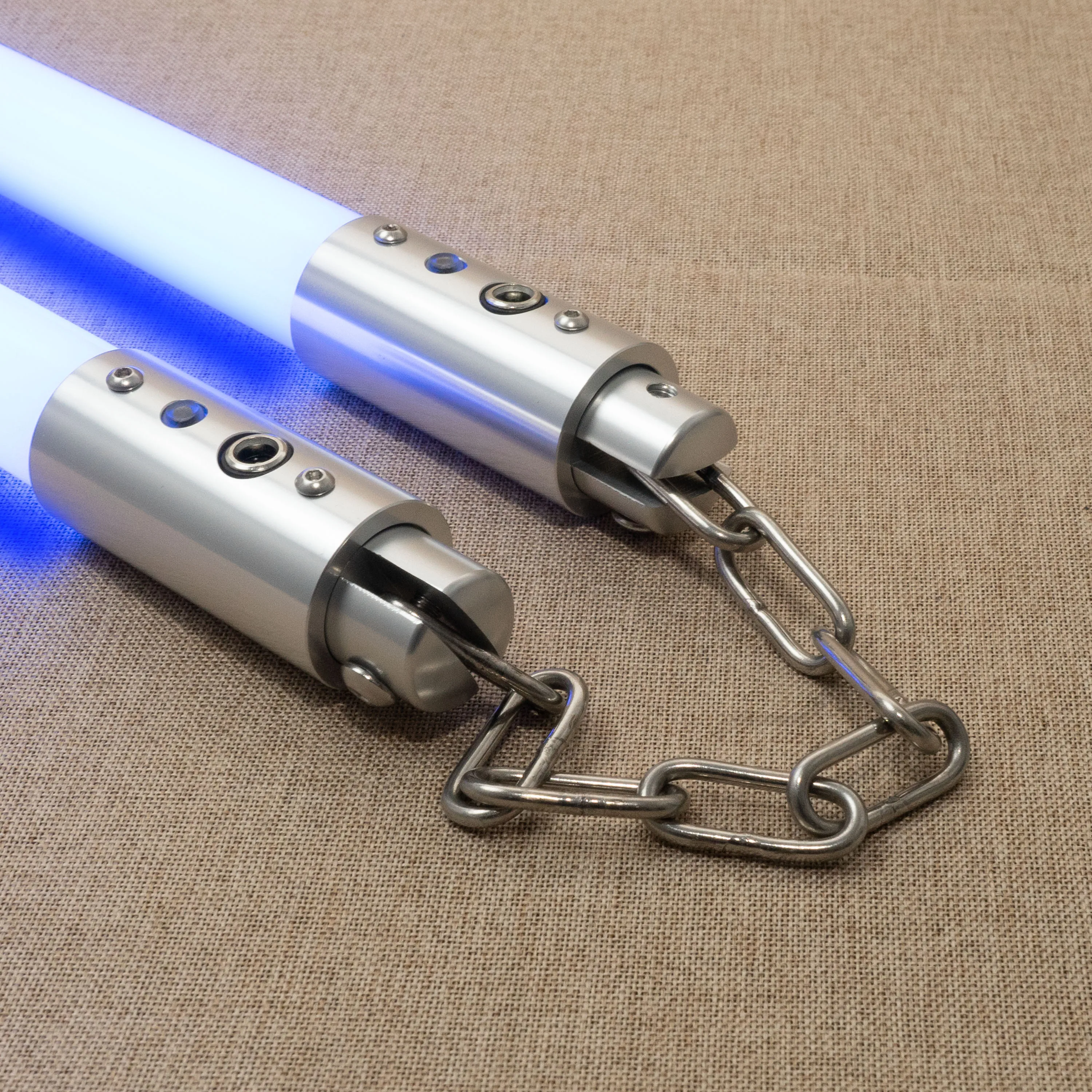 Nunchaku LED-Licht aus silberner Aluminiumlegierung mit Metallpixel und 7-Farbwechsel für Kampfsport-Bohrer