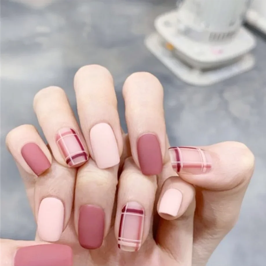 24 Teile/satz Rosa Gitter Frosted Mesh Acryl Künstliche Nägel Kurze Süße Runde Kopf Tragen Falsche Nägel Handgemachte Paste Drücken auf nägel Tipps