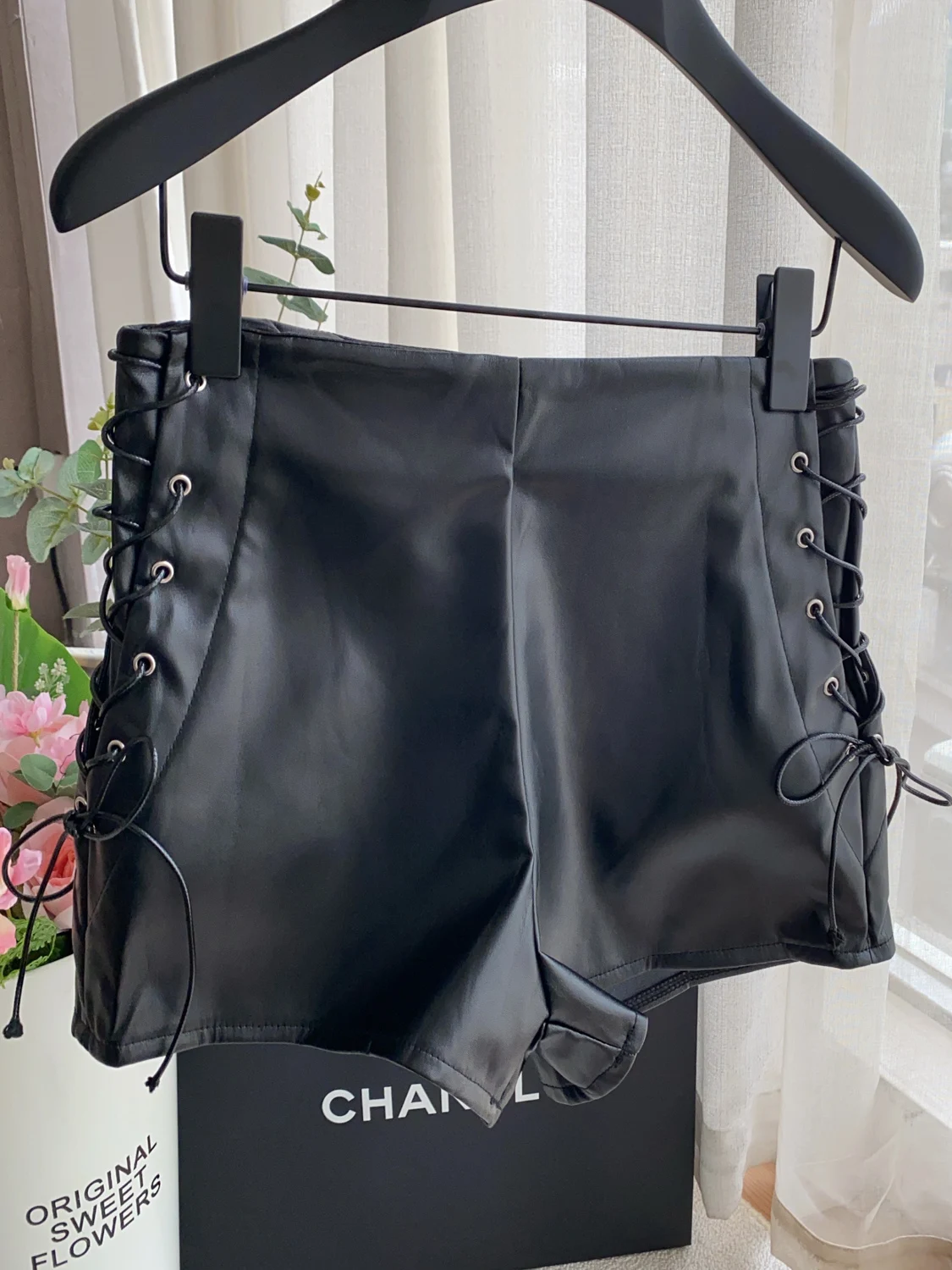 เซ็กซี่สีดํา Pu กางเกงขาสั้น Gyaru แฟชั่นกางเกงขาสั้นฤดูร้อนสบายๆผู้หญิงหนัง Faux Lace Up Goth Club Mini กางเกงขาสั้น Y2K Slim สั้นกางเกง