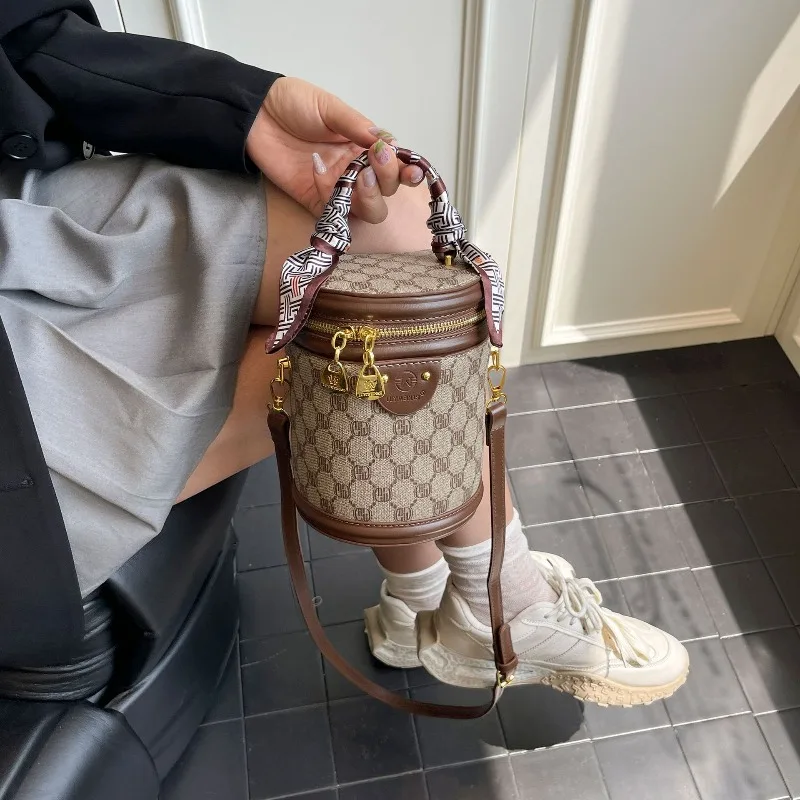 

Cylinder bag, women's new single shoulder diagonal cross bag, handbag, fashionable and versatile, retro printed bucket bag