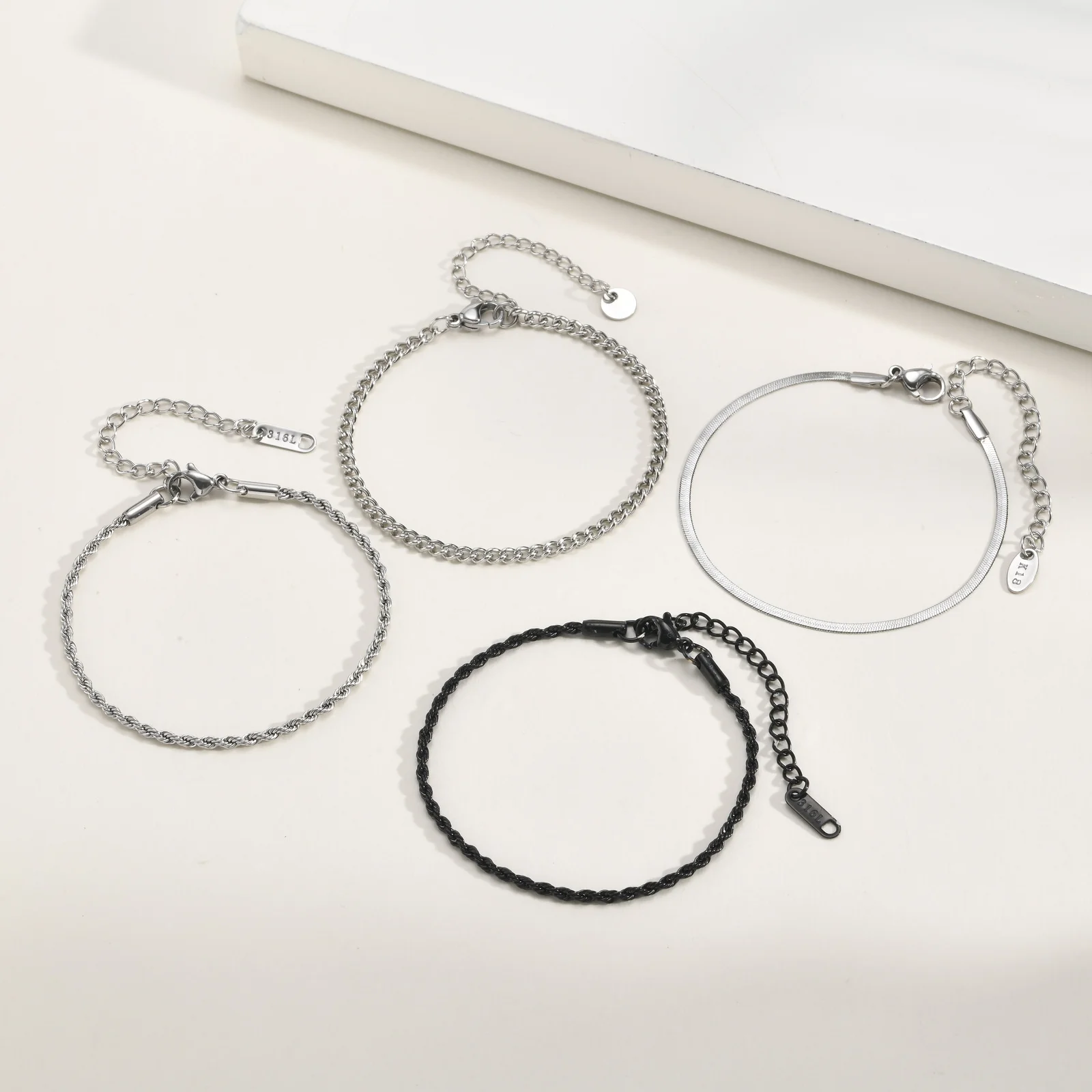 4-teiliges Hip-Hop-Armband-Set für Herren, Edelstahl in Silber, Gold und Schwarz, Gedrehte Seilkette, Trendige Kubanische Gliederketten als Geschenk – Detail 4
