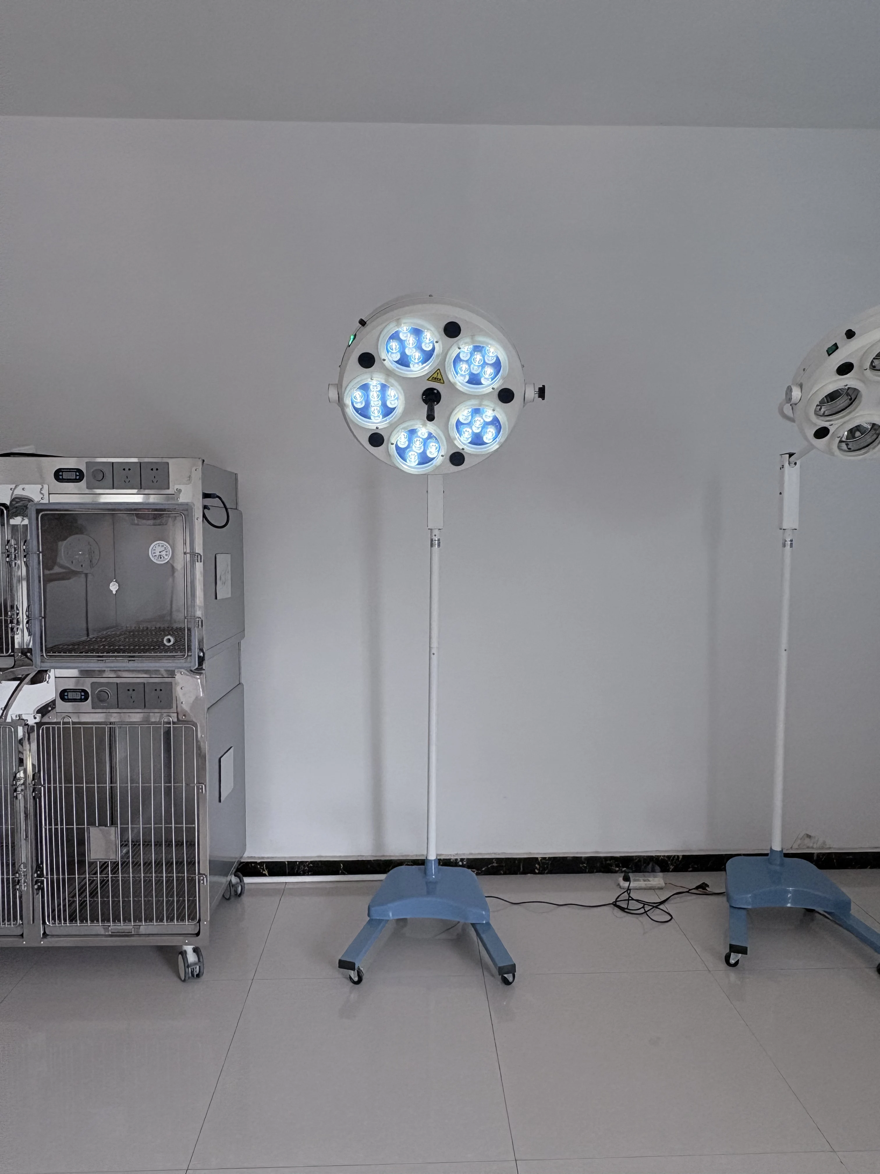 Hot Sale Hospital Equipment Vertical LED Lamp Veterinary Portable Mobile Operating Theatre Lights - Image 3