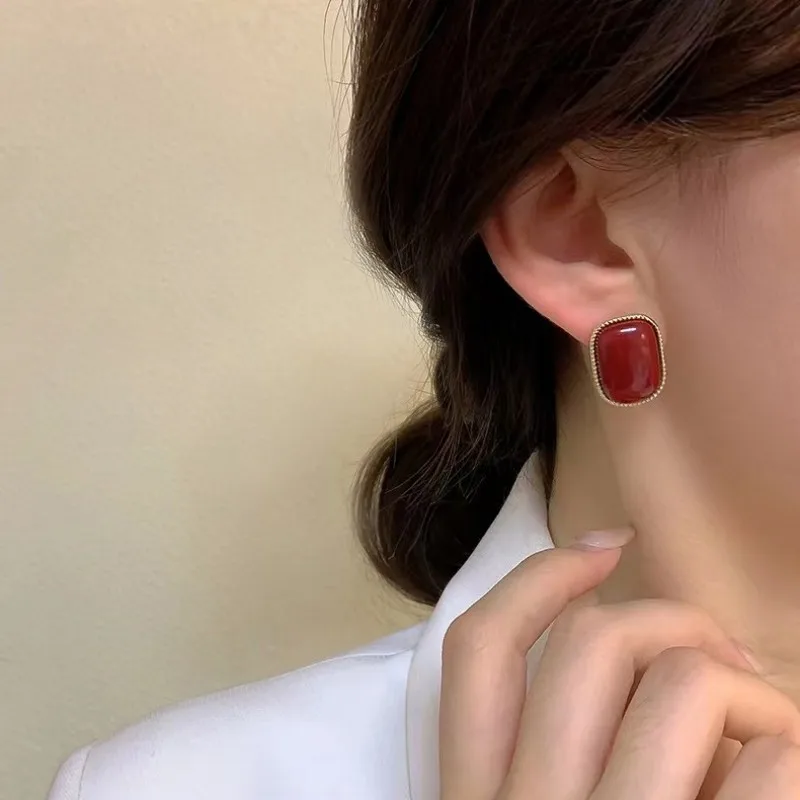 New Retro Simple Wine Red Resin Geometric Striped High-grade Earrings French Elegant Girl Fashion Exquisite Wild Wedding Jewelry