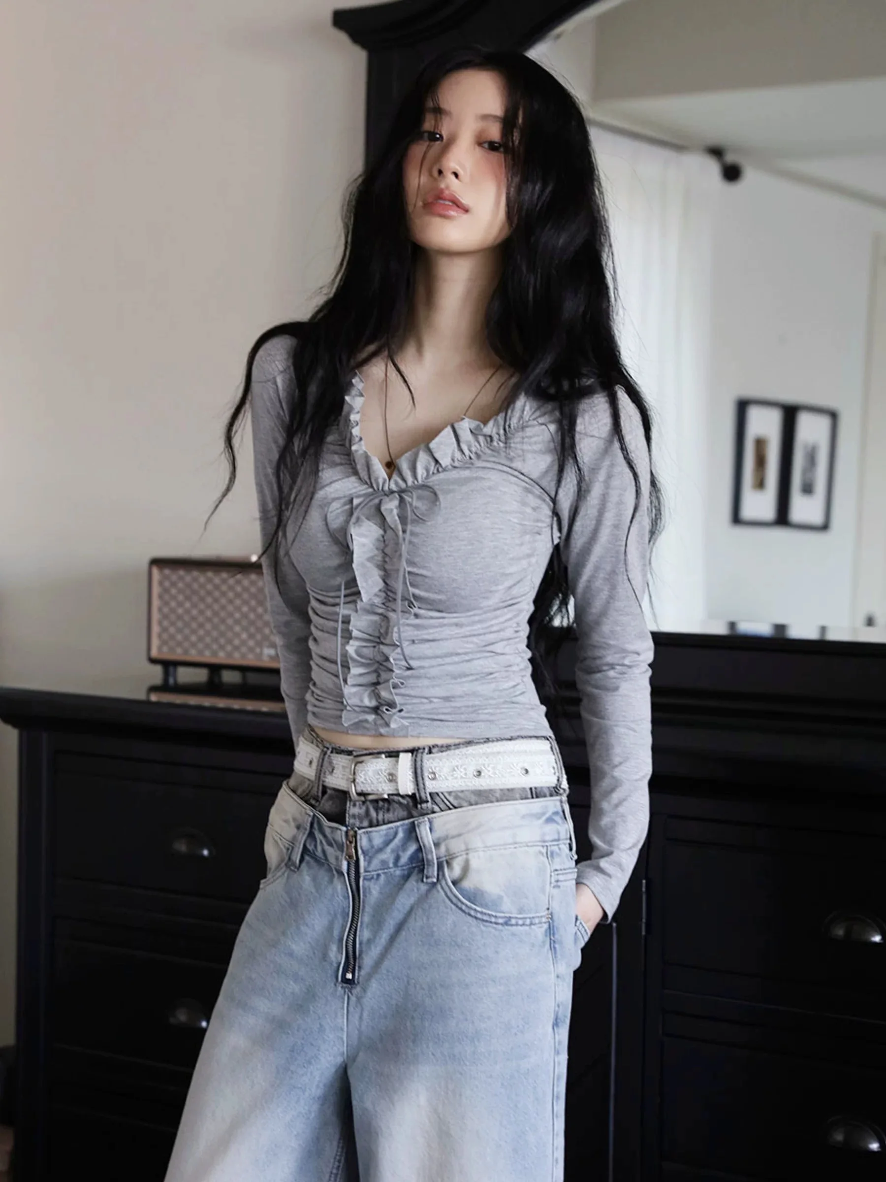 เสื้อยืดสตรีทรงสลิมฟิต แขนยาว ดีไซน์ผูกปมไม้ ผ้าผสมคอตตอนและโพลีเอสเตอร์