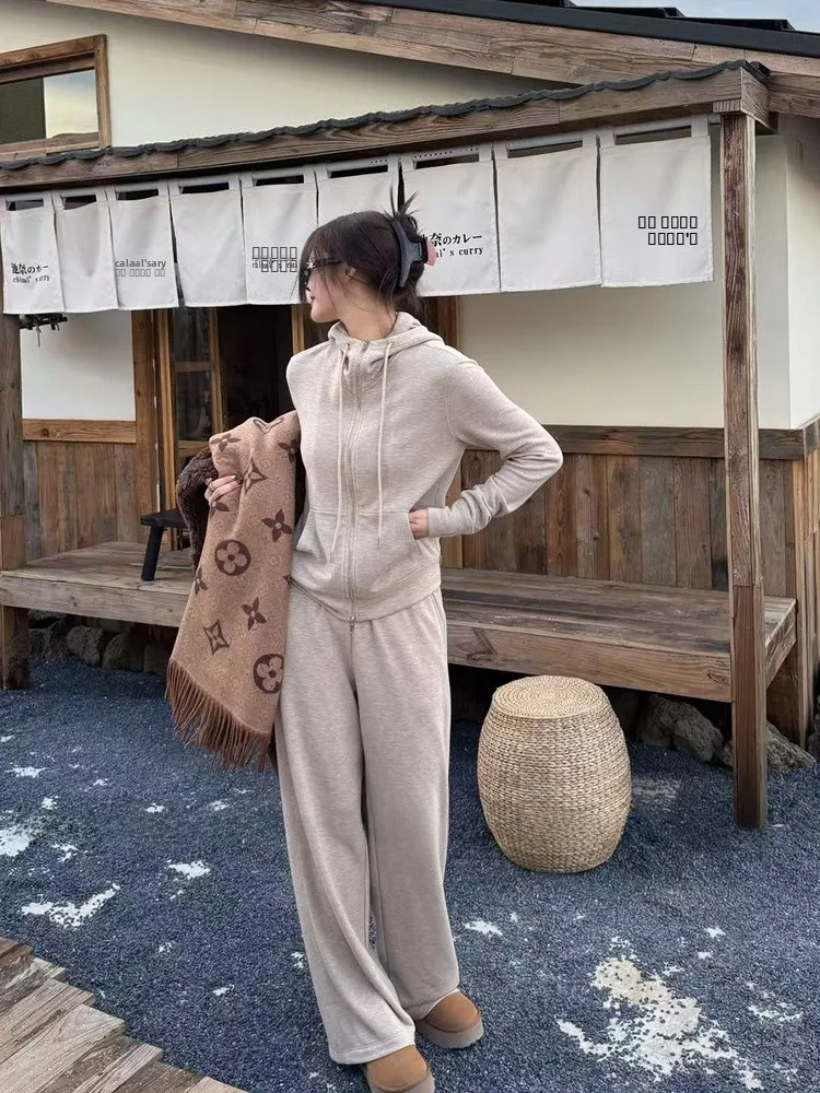 

Термокомплект MBNLF Milan Travel из бамбукового волокна с капюшоном: тепло, комфорт и стиль. Подходит для всех сезонов и случаев.