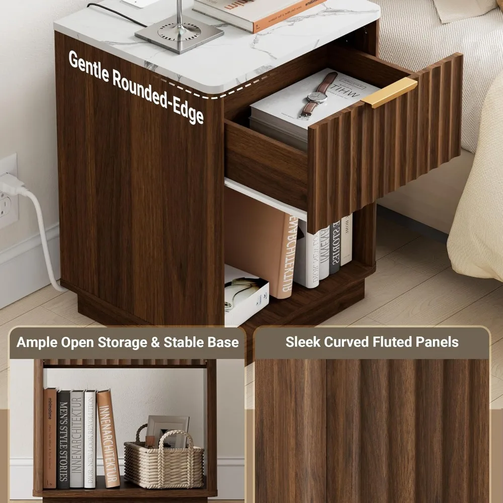 Table de chevet moderne du milieu du siècle avec station de recharge, grande table de chevet cannelée en noyer avec plateau en faux marbre