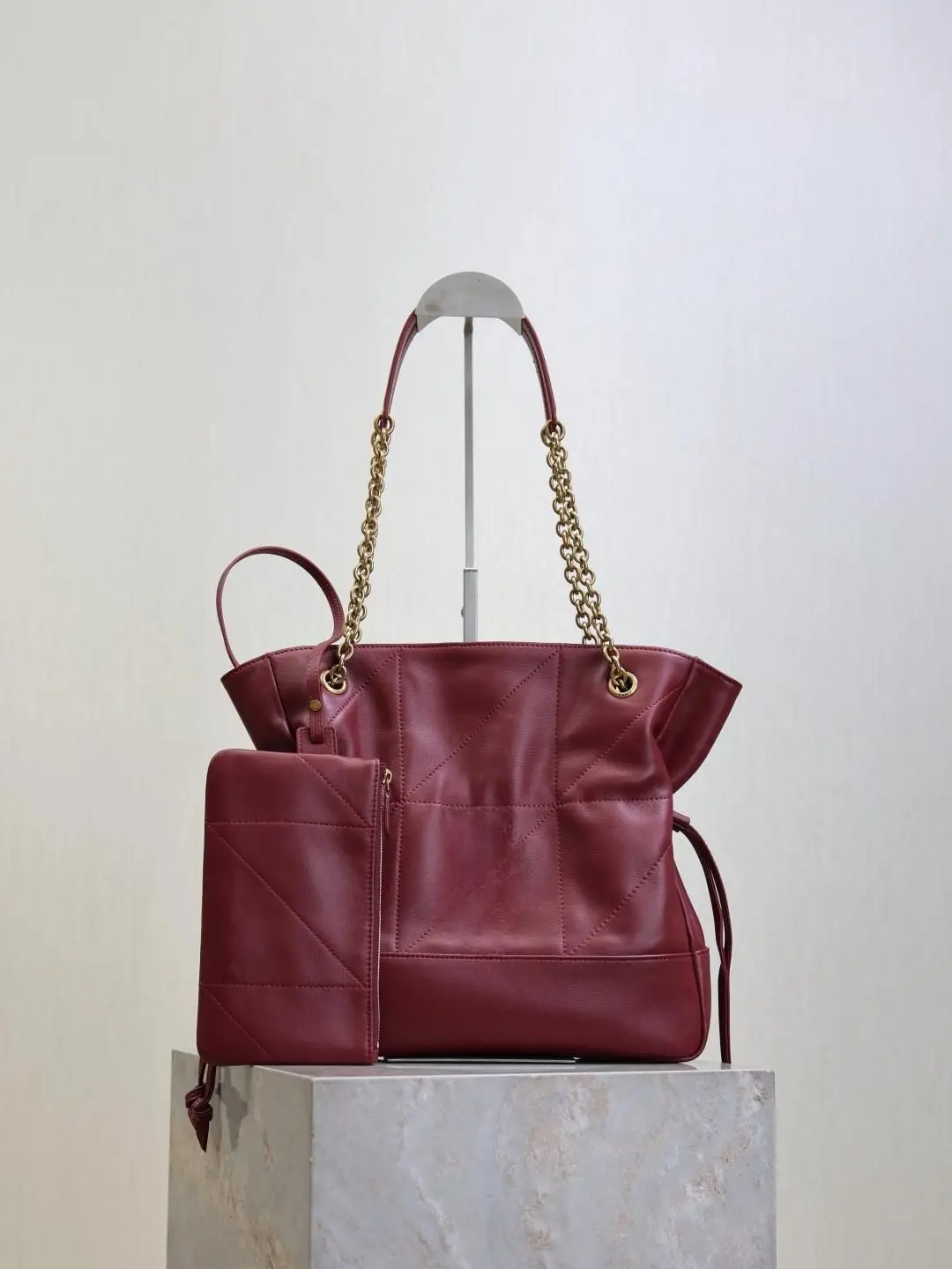 

Women's Burgundy Drawstring Tote Shoulder Bag, Rich Tone & Roomy Design for Autumn Street Style and Daily Use