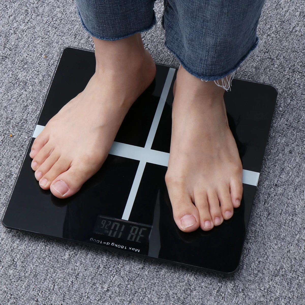 Timbangan Badan Digital Presisi Tinggi 4 Sensor Akurasi 1G Layar LCD Hitam untuk Kamar Mandi