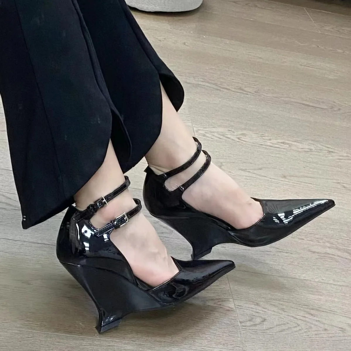 

Early Spring Fashion Show high heels New European and American High-End Red Sexy Niche Wedge Heel Pointed Pumps