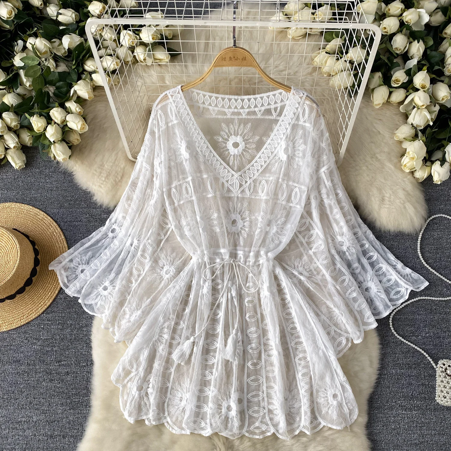 

Женская кружевная блузка с рукавами-фонариками и V-образным вырезом