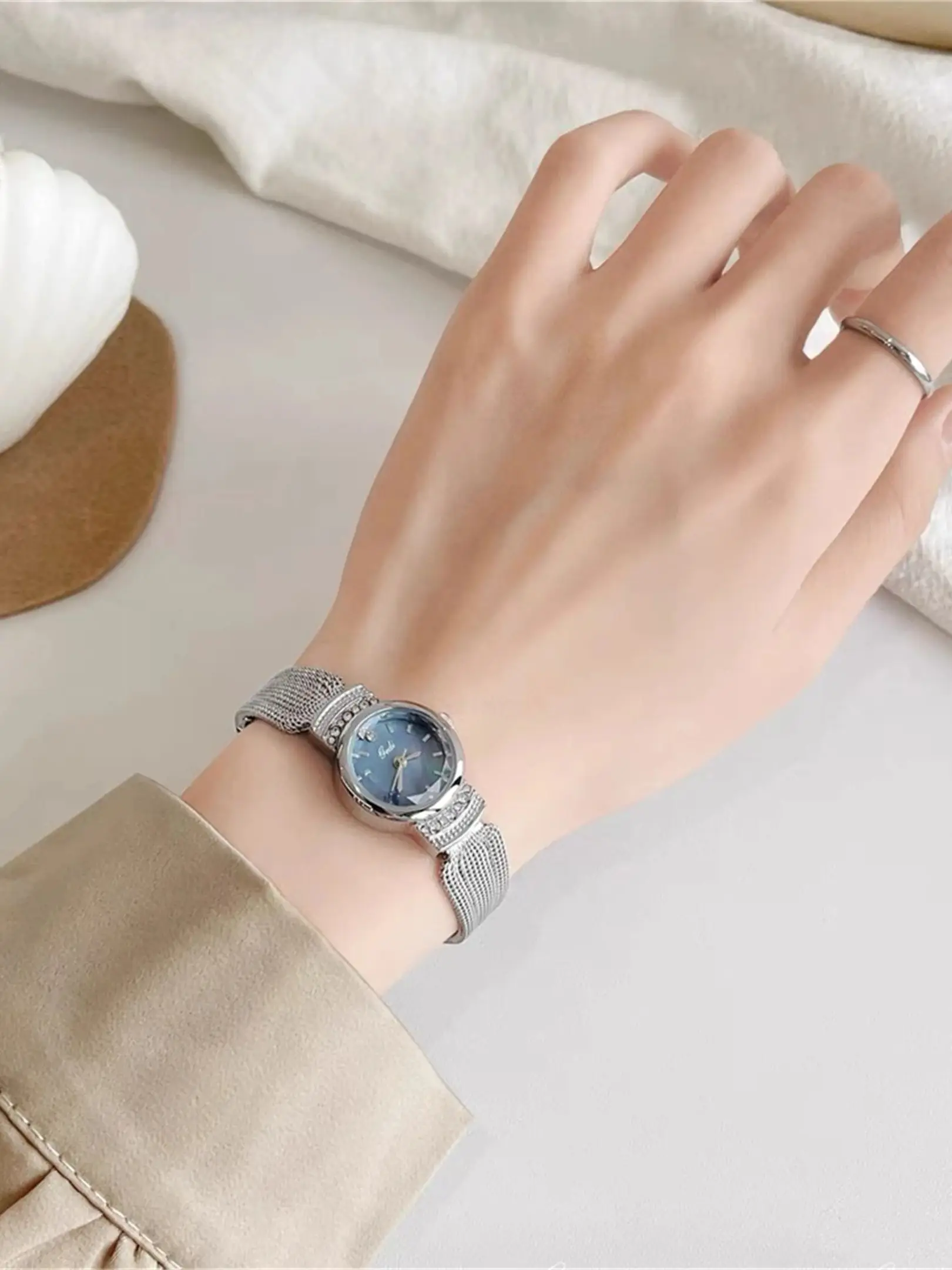 

Элегантные женские часы с перламутровым циферблатом, женские часы с синим циферблатом, женские часы с серебряным сетчатым ремешком