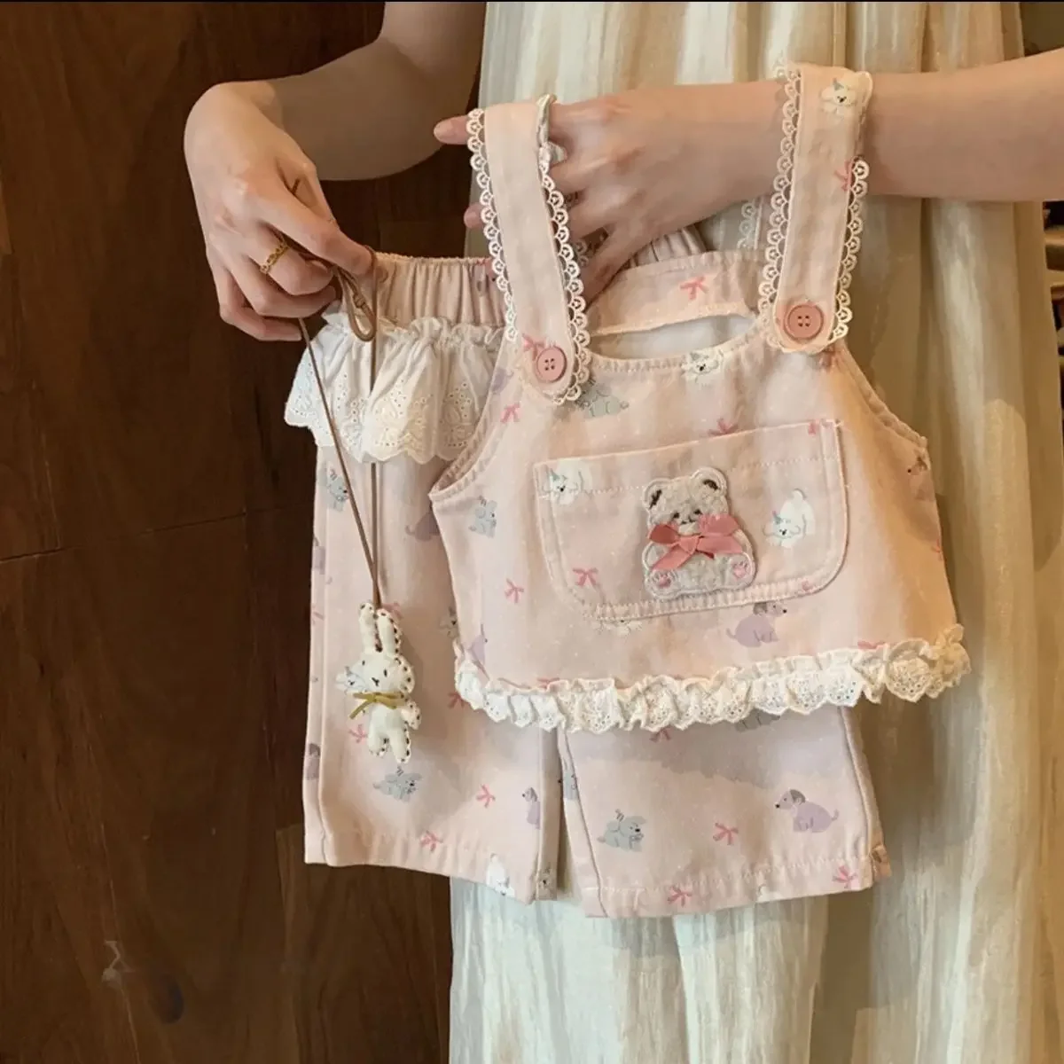 

Милый весенне-осенний детский милый джинсовый жилет с героями мультфильмов для девочек, розовый жилет + кружевные штаны, костюмы из 2 предметов, модная одежда для вечеринок