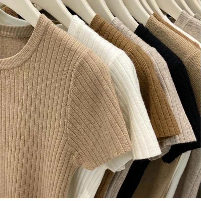 เสื้อสเวตเตอร์แขนสั้นคอกลมลายทางกว้างสำหรับผู้หญิง เสื้อยืดสไตล์ใหม่สำหรับฤดูใบไม้ร่วง ทรงเข้ารูป ดูดีมีสไตล์ เสื้อสเวตเตอร์ตัวสั้นสำหรับผู้หญิง