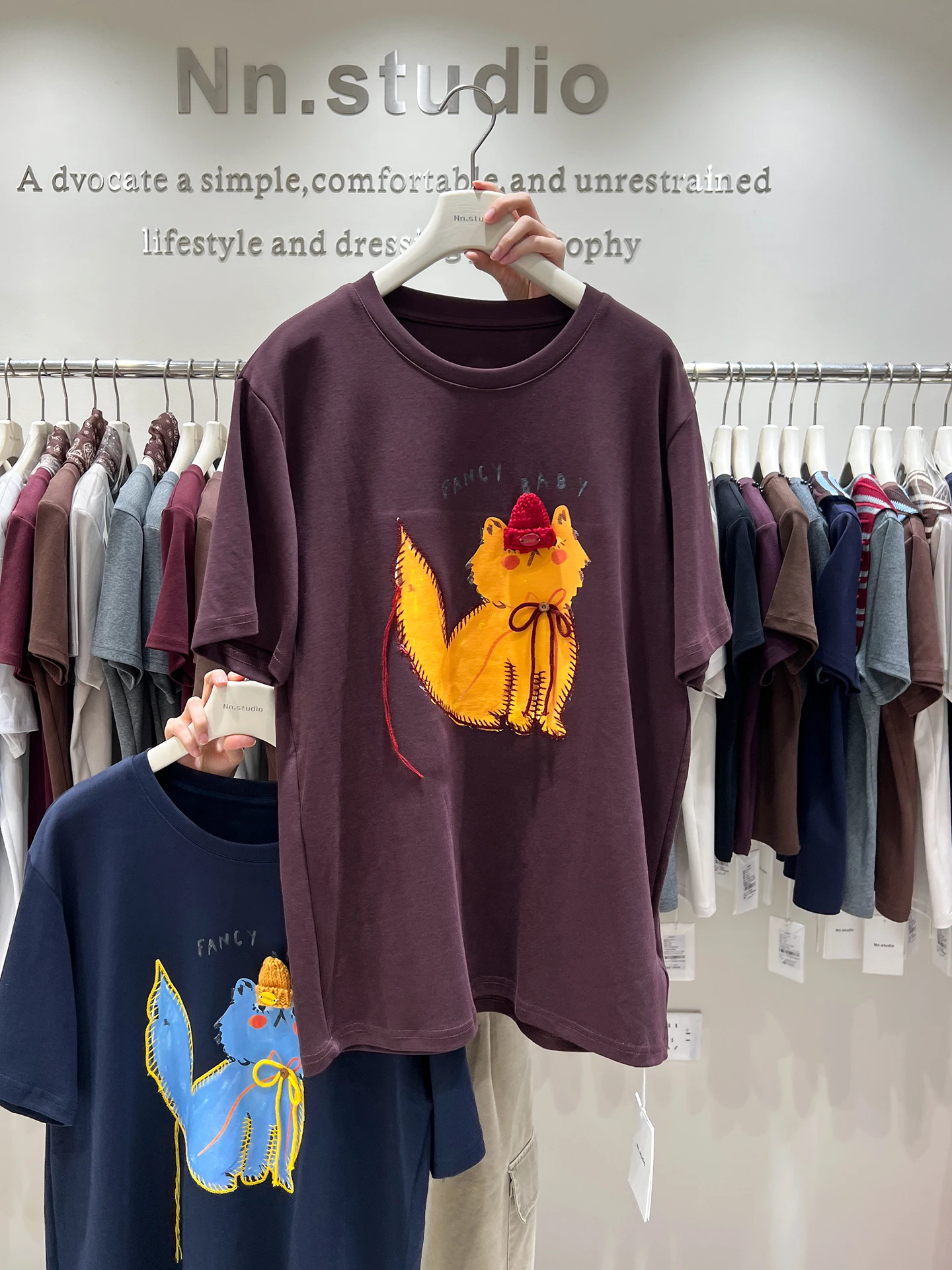 Camiseta de manga corta con estampado grande y bordado de gato de dibujos animados para mujer, Jersey informal holgado y versátil para principios de otoño 2025, jerséis superiores