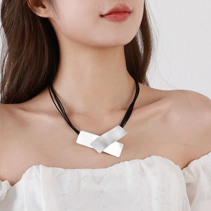 قلادة قصيرة جديدة أوروبية وأمريكية متعددة الاستخدامات على الموضة هندسية مربعة قصيرة URL ياقة نسائية بسيطة