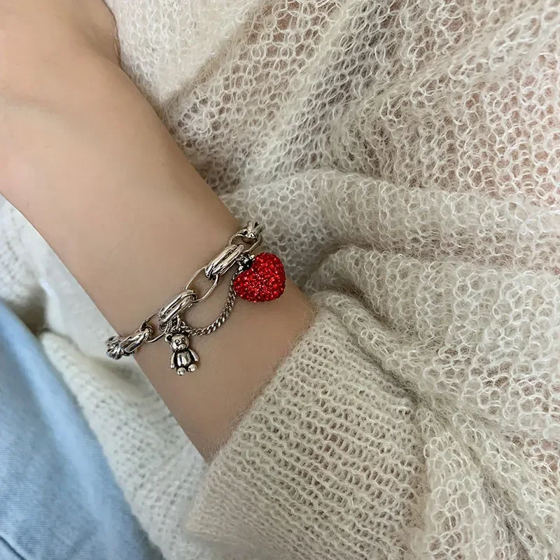 سوار عصري على شكل دب كريستالي على شكل فراولة إنجليزي، تصميم Instagram للسيدات، نمط بارد، فاخر خفيف