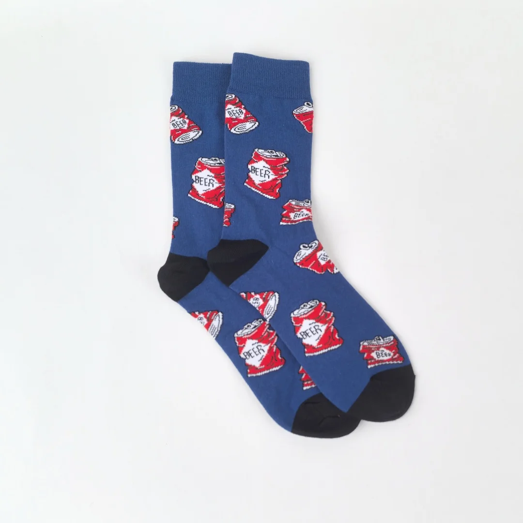 زوج واحد من الجوارب لمنتصف الساق تتميز بتصميم صنز البيرة المطبوعة، مما يزيد من جماليًا مريحًا ومترهلًا.