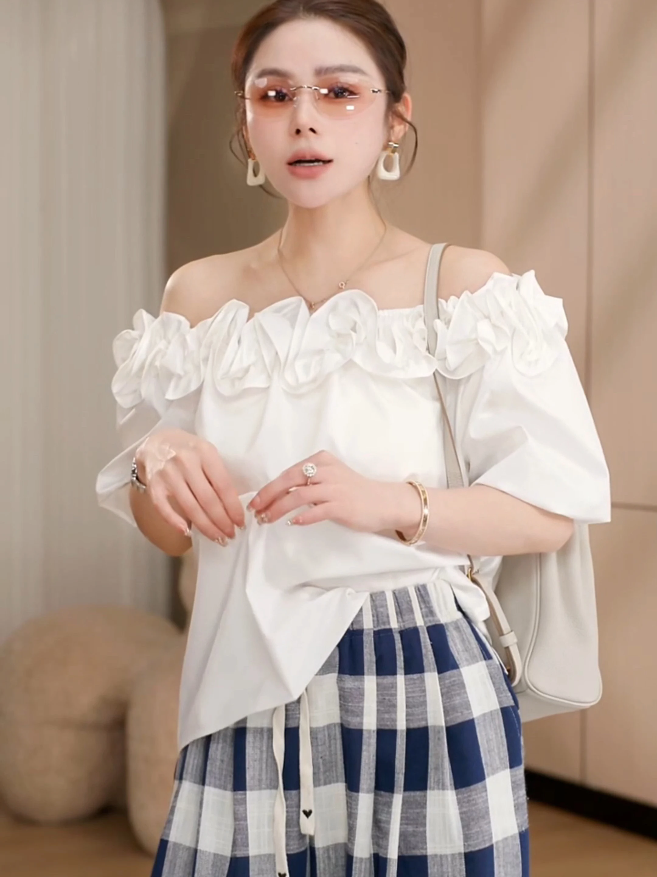 ファッショナブルでシックなレディースサマー2025、レーストリム付きワンショルダーデザイン、韓国風スリーブルーズフィット、オルトスベトップ