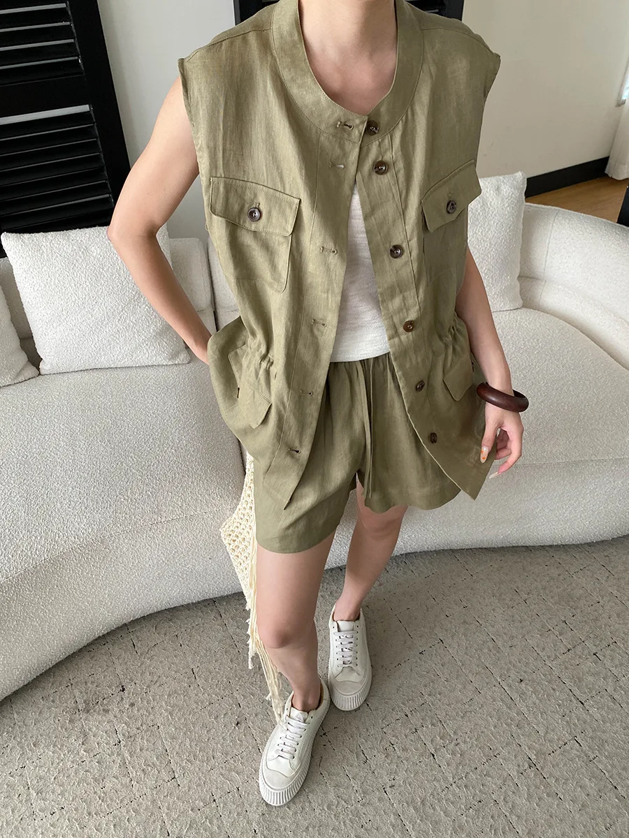 Sommerliches Damen-Set: Lässige, einfarbige Weste mit Stehkragen und Shorts mit Kordelzug – Detail 5