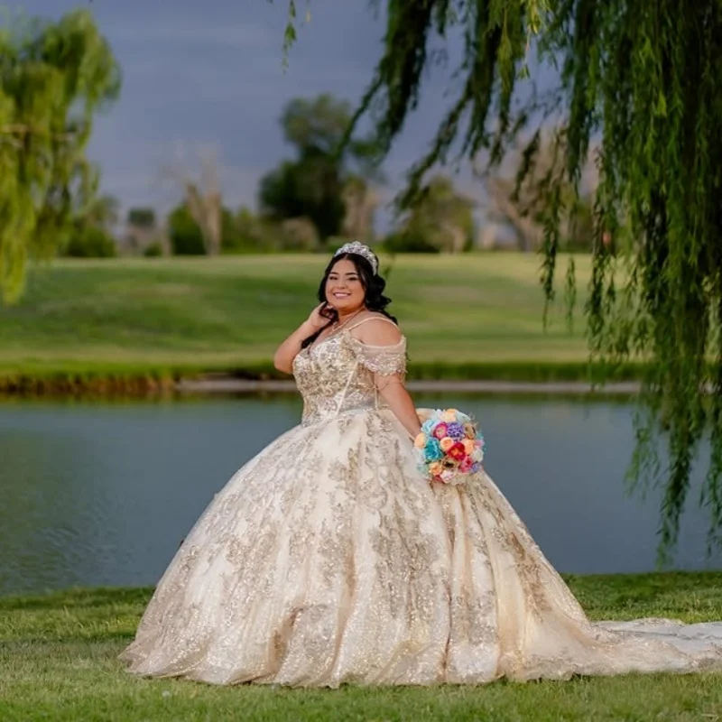 Sukienki Quinceanera w kolorze błyszczącego szampańskiego złota, z odkrytymi ramionami, aplikacjami z brokatu, długim trenem, Vestido 15 Quinceanera