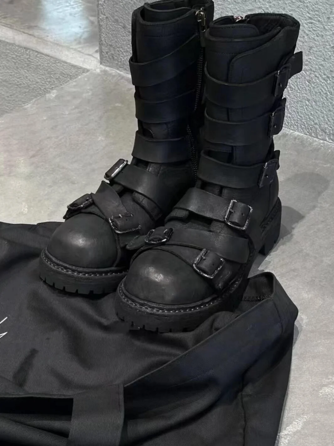 

Черные армейские ботинки унисекс с несколькими пряжками, острая подошва на массивной подошве и обувь в стиле панк. Прочный жирный выбор для уличной одежды.