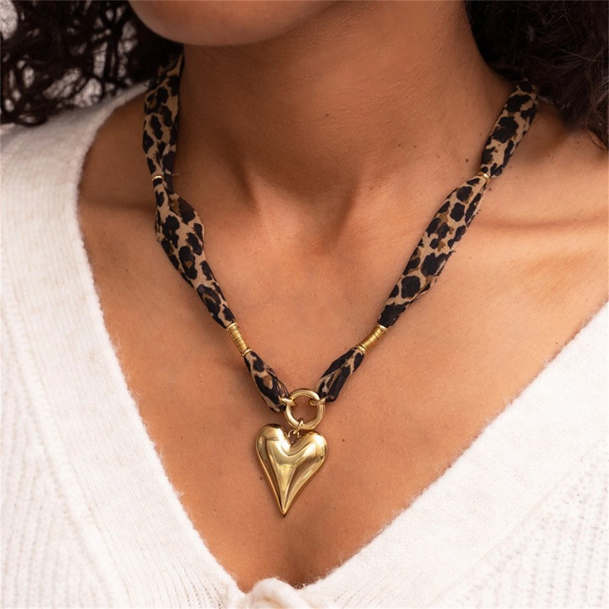

Trendy leopard print geometric heart-shaped stainless steel necklace vacuum plated with 18k gold in the furnace