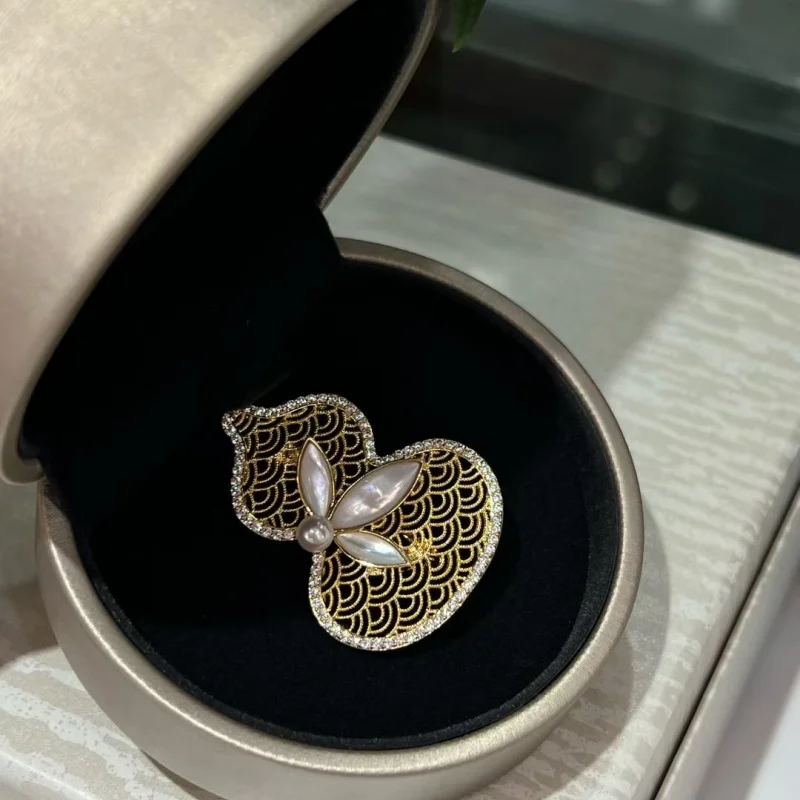 

SGARIT Classic Design Pearl Jewelry S925 White Round Freshwater Pearl Hulu Pin with Leaf Mother of Pearl Jewellery for Party