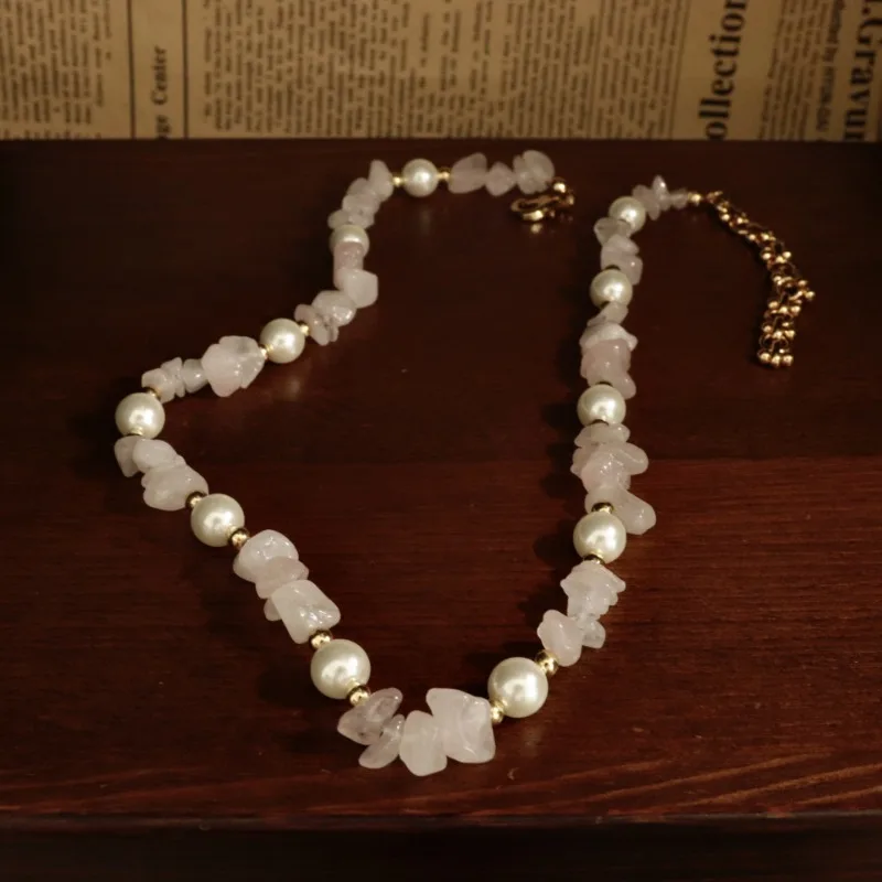 

Retro Elegant Irregular Pink Rose Quartz Stone Round Glass Pearl Necklace Niche Design Statement Gentle Necklace Classic Jewelry