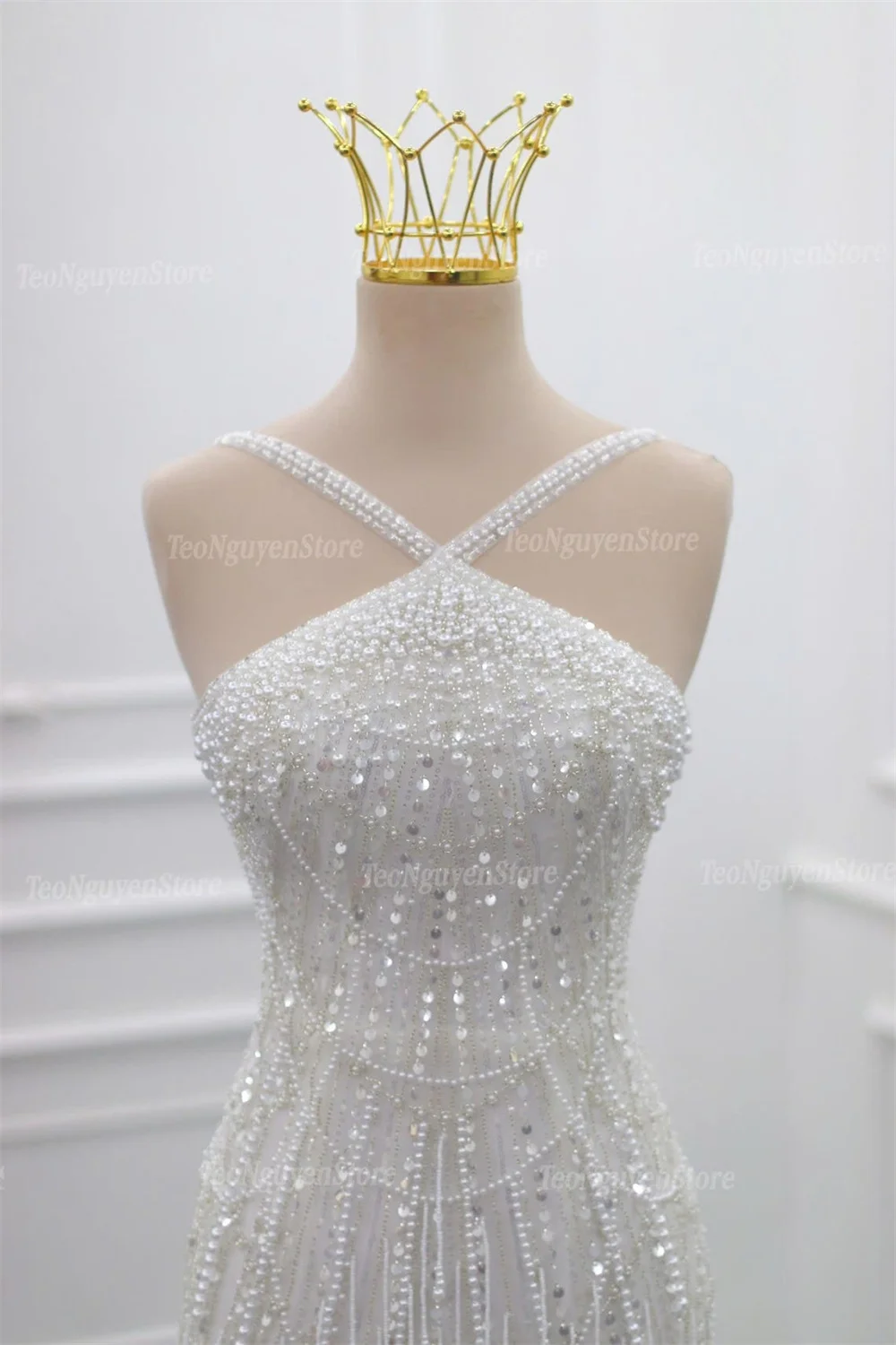 فستان زفاف كيوتو مخصص لامع مطرز بالخرز غمد صغير رقبة رسن بدون أكمام فستان سهرة أبيض فاخر 2025