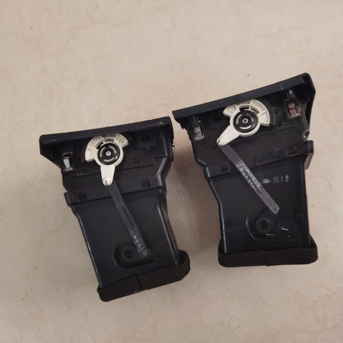 

XUAN For Hyundai Accent Hatchback 2006-2011 Instrument panel air outlet table air conditioner air outlet nozzle paddle