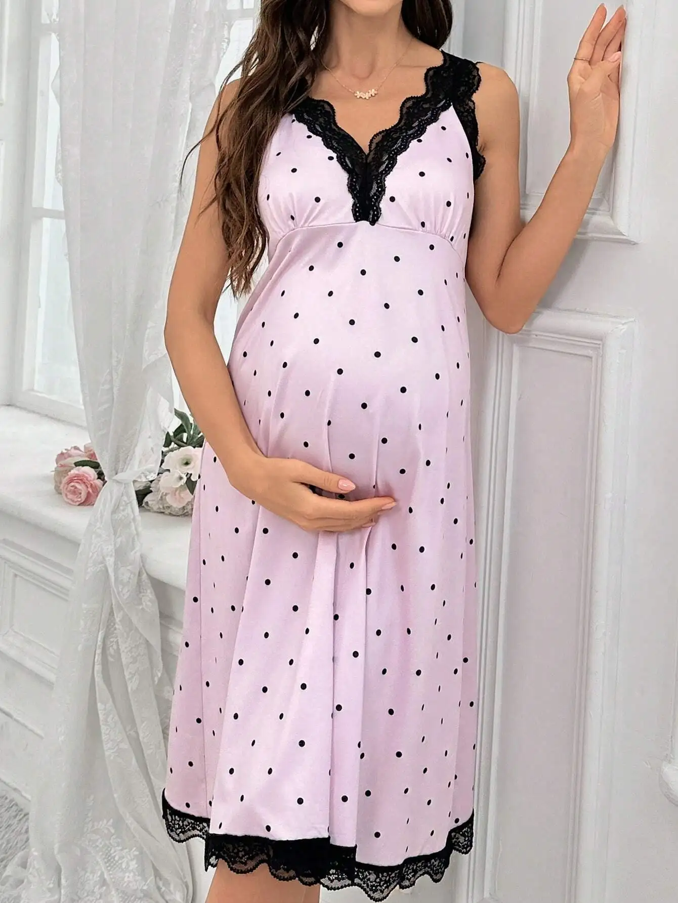 

Ночная сорочка для беременных с V-образным вырезом в горошек, черной кружевной отделкой и тонкими бретелями