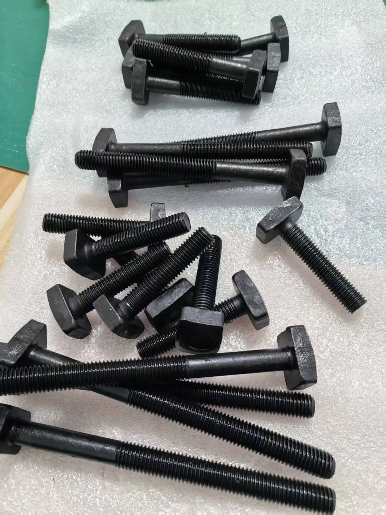 T-slot bolt,M12 M14 M16,12.9 grade T-bolt,press plate screw,Square head screw,Black Oxide Finished,hardening,Evenly spaced teeth