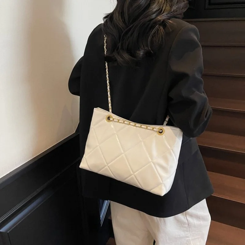 

Top-Tier Women's Tote Bag Made Of Adder-Print Leather Featuring Monaco High-End Commuter Vintage Lightweight Look