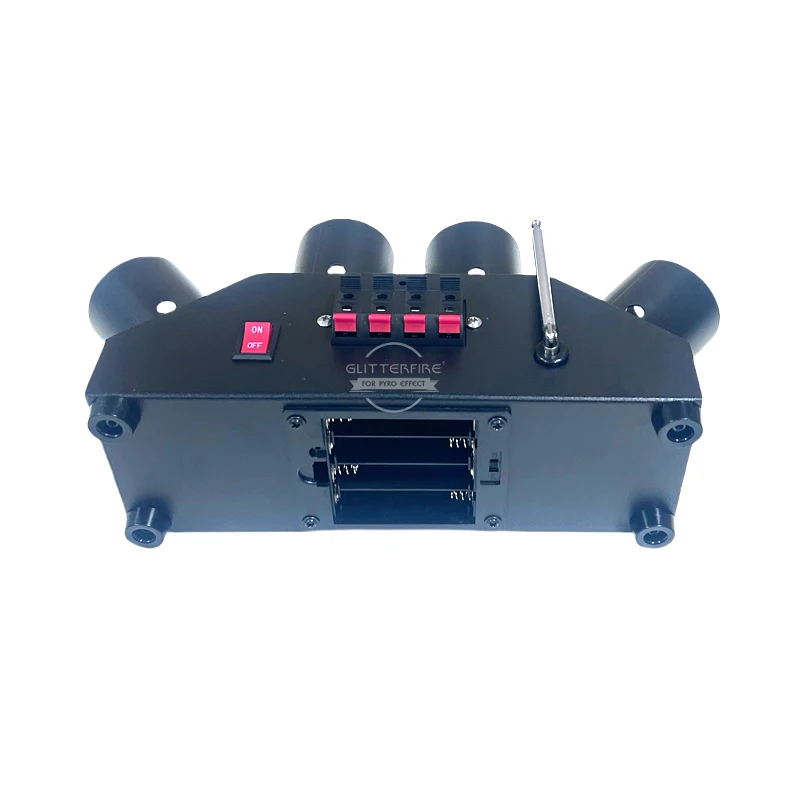 Macchina per matrimoni Sparkler a forma di ventaglio a 4 canali con telecomando per fontana da palcoscenico per interni freddi