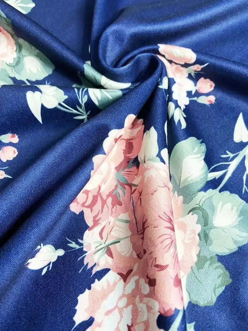 เสื้อกล้ามเสื้อกล้ามคอวีพิมพ์ลายดอกไม้ขนาดพลัส - ผ้าโพลีเอสเตอร์ยืดเล็กน้อยนุ่ม รายละเอียดด้านหน้าแบบไขว้ ลายดอกไม้สุ่ม P