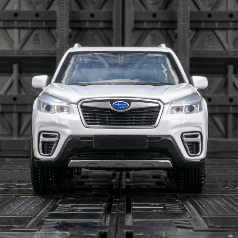 1:30 portas de modelo de carro em liga Subaru e capô do motor, o porta-malas pode ser aberto tem funções de som e iluminação simuladas, detalhes ricos